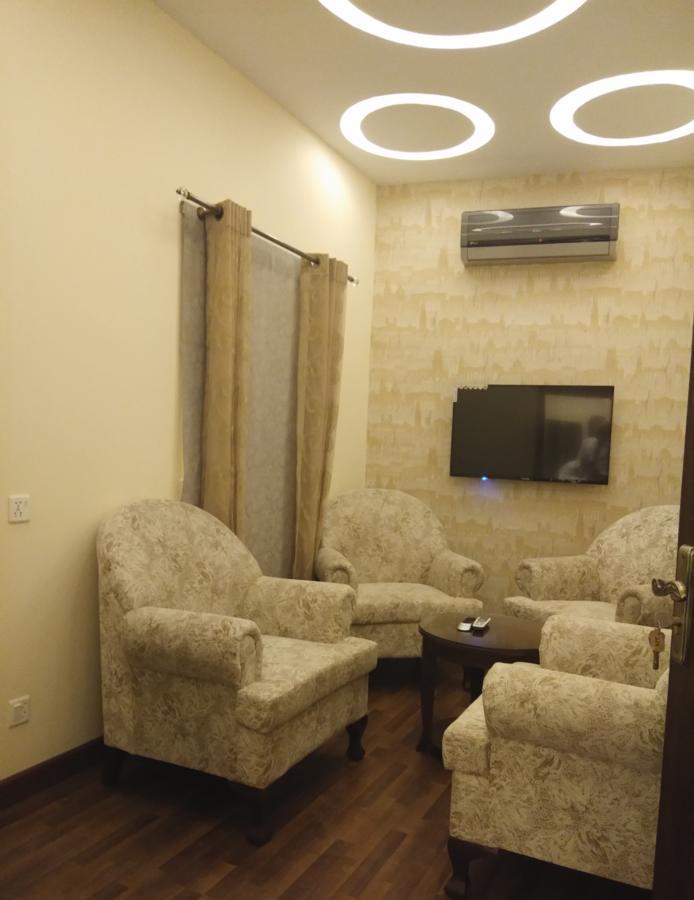 S Chalet Мултан Екстериор снимка