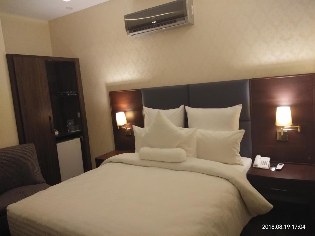 S Chalet Мултан Екстериор снимка
